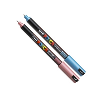 Duas canetas Uni Posca com ponta fina, uma azul e outra rosa.