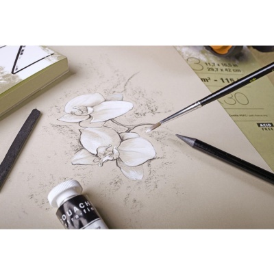 Pintura de flor branca em papel bege com tinta guache preta, pincel, lápis e borracha.