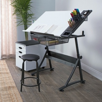 Secretária de desenho arquitetónico com cadeira alta e cómoda num ambiente interior