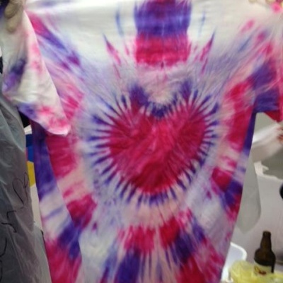 Camiseta tie-dye branca com padrão em forma de coração colorido
