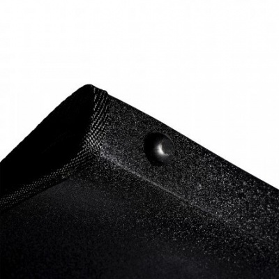 Close-up de objeto preto com botão e borda revestida