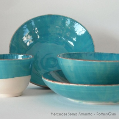 Conjunto de louça em cerâmica azul turquesa com borda castanha