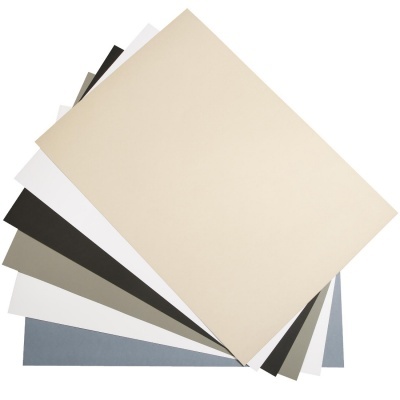 Folhas de papel colorido em tons neutros dispostas em leque