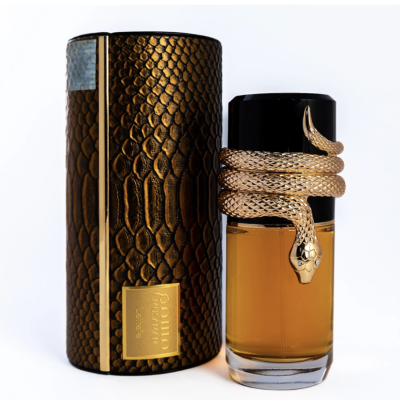 Frasco de perfume com tampa preta e anel dourado em forma de serpente ao lado de caixa cilíndrica dourada com padrão de escamas