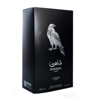Caixa preta de perfume Shaheen Silver com imagem de falcão prateado e texto em árabe e inglês