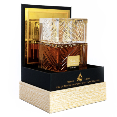 Frasco de perfume KHAMRAH Lattafa em vidro texturizado dentro de caixa preta e creme