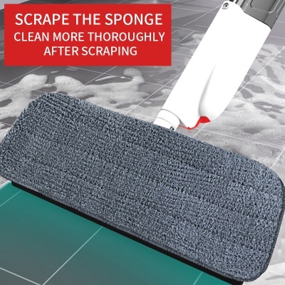 Esfregona branca com cabeça de tecido cinzento a limpar piso espumado com texto em fundo vermelho