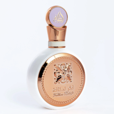 Frasco de perfume branco com detalhes dourados rosados e texto em árabe e inglês.