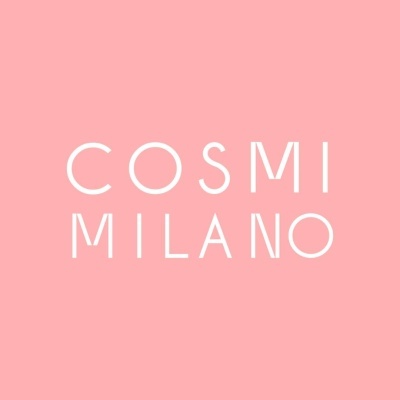 Texto COSMI MILANO em branco sobre fundo rosa