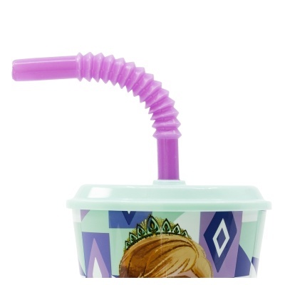 Recipiente plástico com tampa e canudo roxo flexível, padrão geométrico e personagem desenhada.