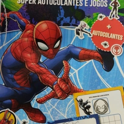Livro super autocolantes e jogos - Homem Aranha