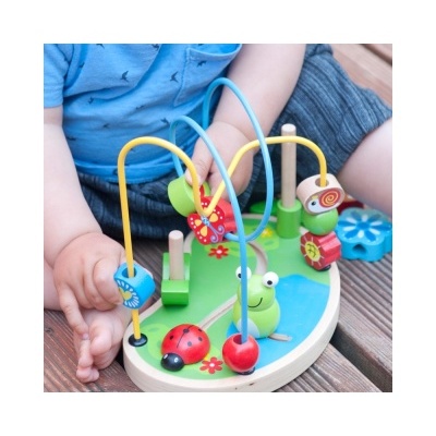 Brinquedo infantil de madeira com figuras de animais coloridos e fios para mover blocos