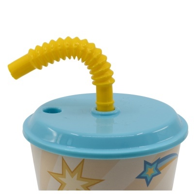 Copo de plástico com tampa azul claro e canudo amarelo flexível