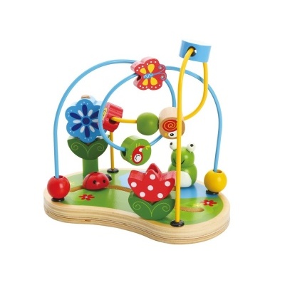 Brinquedo educativo de madeira com contas em fios azuis e amarelos e base decorada de flores