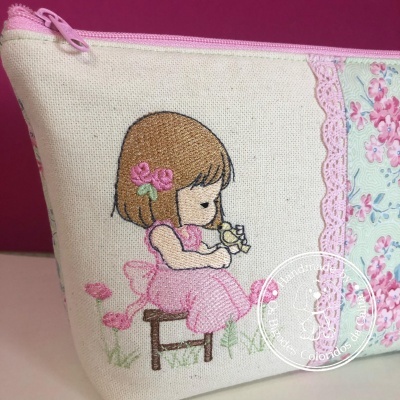 Necessaire Menina com Passarinho