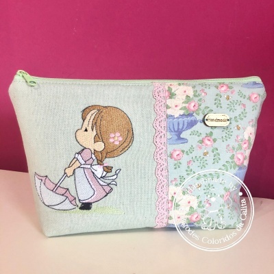 Necessaire Menina com Chapéu de Chuva