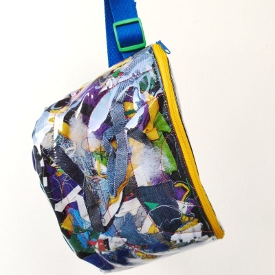 Pochete com tecido colorido e correia azul