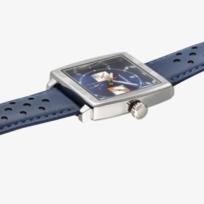 Relógio de pulso quadrado com bracelete azul em couro perfurado e mostrador azul