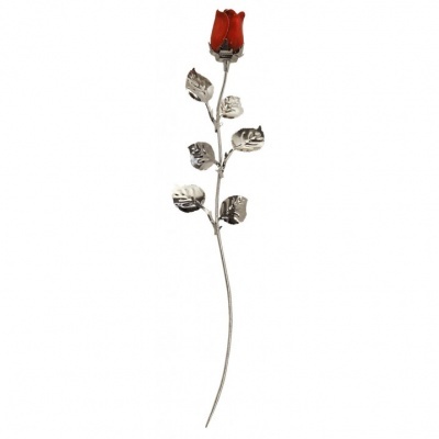 Rosa decorativa vermelha com caule e folhas metálicas prateadas