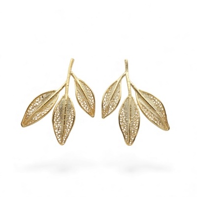 Brincos dourados com design de folhas detalhadas e perfuradas
