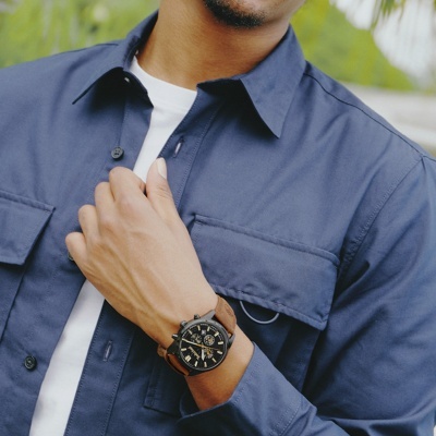 Relógio de pulso masculino com bracelete castanha em couro e mostrador preto