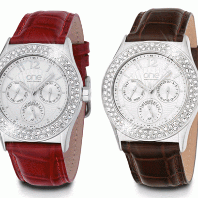 Dois relógios com pulseiras em pele vermelha e castanha e mostradores prateados