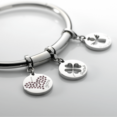 Pulseira metálica prateada com três pendentes redondos com símbolos e textos diversos