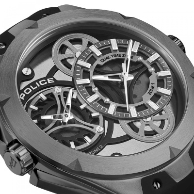Relógio Police metálico cinza escuro com mostrador mecânico exposto e texto DUAL TIME ZONE