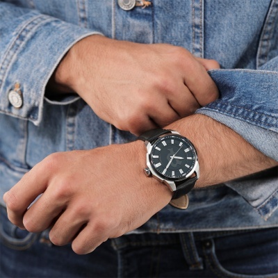 Relógio de pulso masculino com mostrador preto e pulseira preta