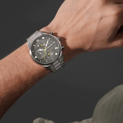 Relógio de pulso metálico POLICE cinza e amarelo no pulso