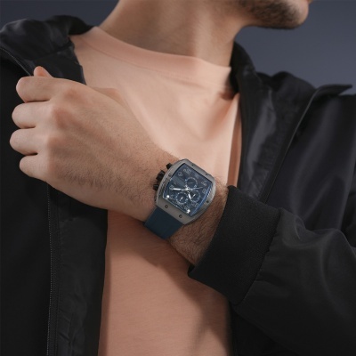 Relógio de pulso masculino prateado com mostrador azul e bracelete azul