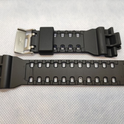 Pulseira preta para relógio com fivela metálica sobre fundo branco