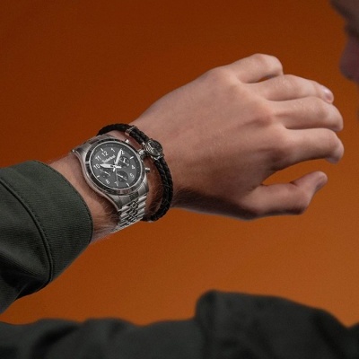 Relógio de pulso metálico com pulseira preta trançada