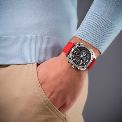 Relógio de pulso com bracelete vermelha e mostrador preto com números brancos