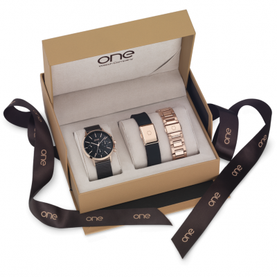 Conjunto de relógio e pulseiras da marca One em caixa castanha com fita preta