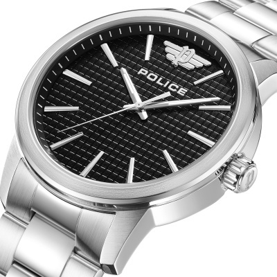 Relógio Police com mostrador preto texturizado e bracelete de aço prateado