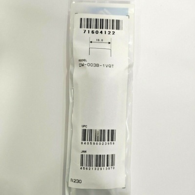 Embalagem plástica com etiqueta branca e códigos de barras