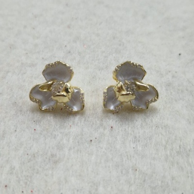 Brincos em forma de flor com pétalas brancas e bordas douradas