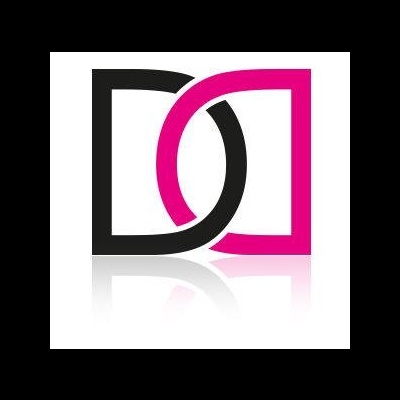 Logótipo geométrico em preto e rosa com reflexo