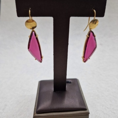 Brincos dourados com pedra rosa em suporte preto