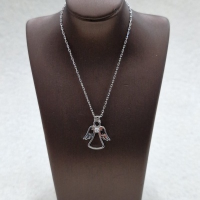 Colar prateado com pendente de anjo num busto castanho.