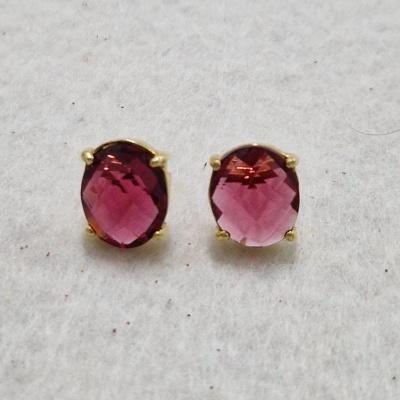 Brincos com pedras roxas facetadas em montagem dourada