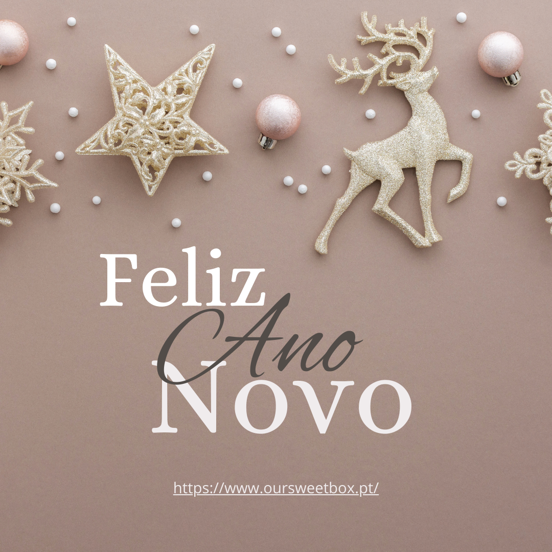 Decoração dourada de Natal com estrelas, rena e bolas cor de rosa em fundo bege com mensagem de Ano Novo