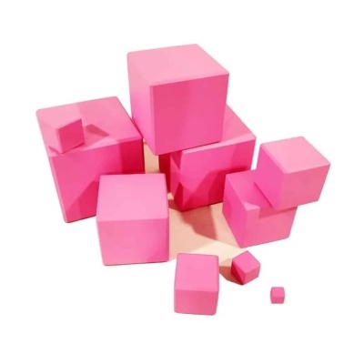 Conjunto de cubos cor-de-rosa de tamanhos variados sobre fundo branco