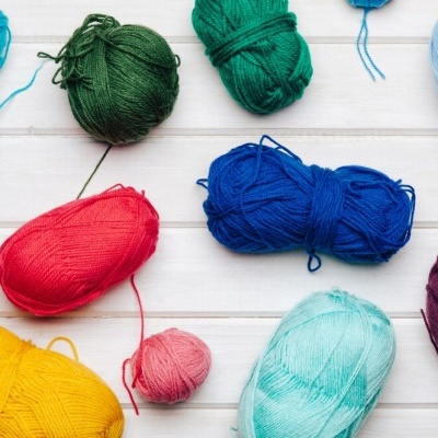 Botas vermelhas de cano alto com atacadores pretos.