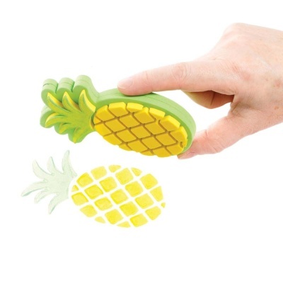 Apaga-decorativo em forma de ananás verde e amarelo com padrão de losangos