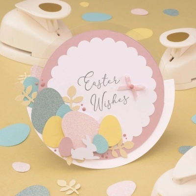 Cartão redondo de felicitações de páscoa com decoração de ovos e coelho