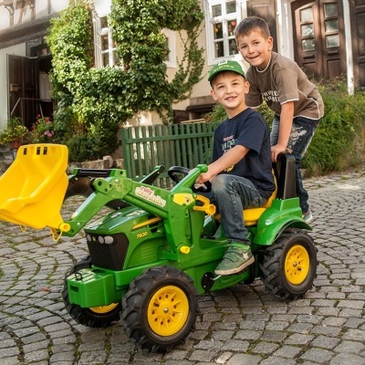 Tractor John Deere Com Pá Carregadora e Rodas Pneumáticas Tractor John Deere Com Pá Carregadora e Rodas Pneumáticas