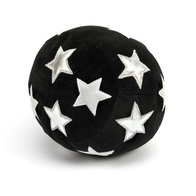 Bola preta com estrelas brancas de tecido