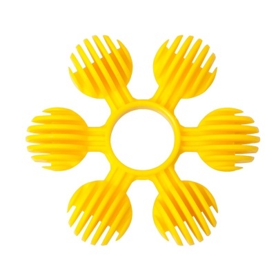 Ferramenta plástica amarela com seis garras em formato de garfo dispostas em forma de estrela